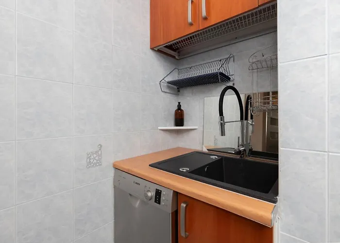 Family With Balcony In By Renters דירה גדינייה